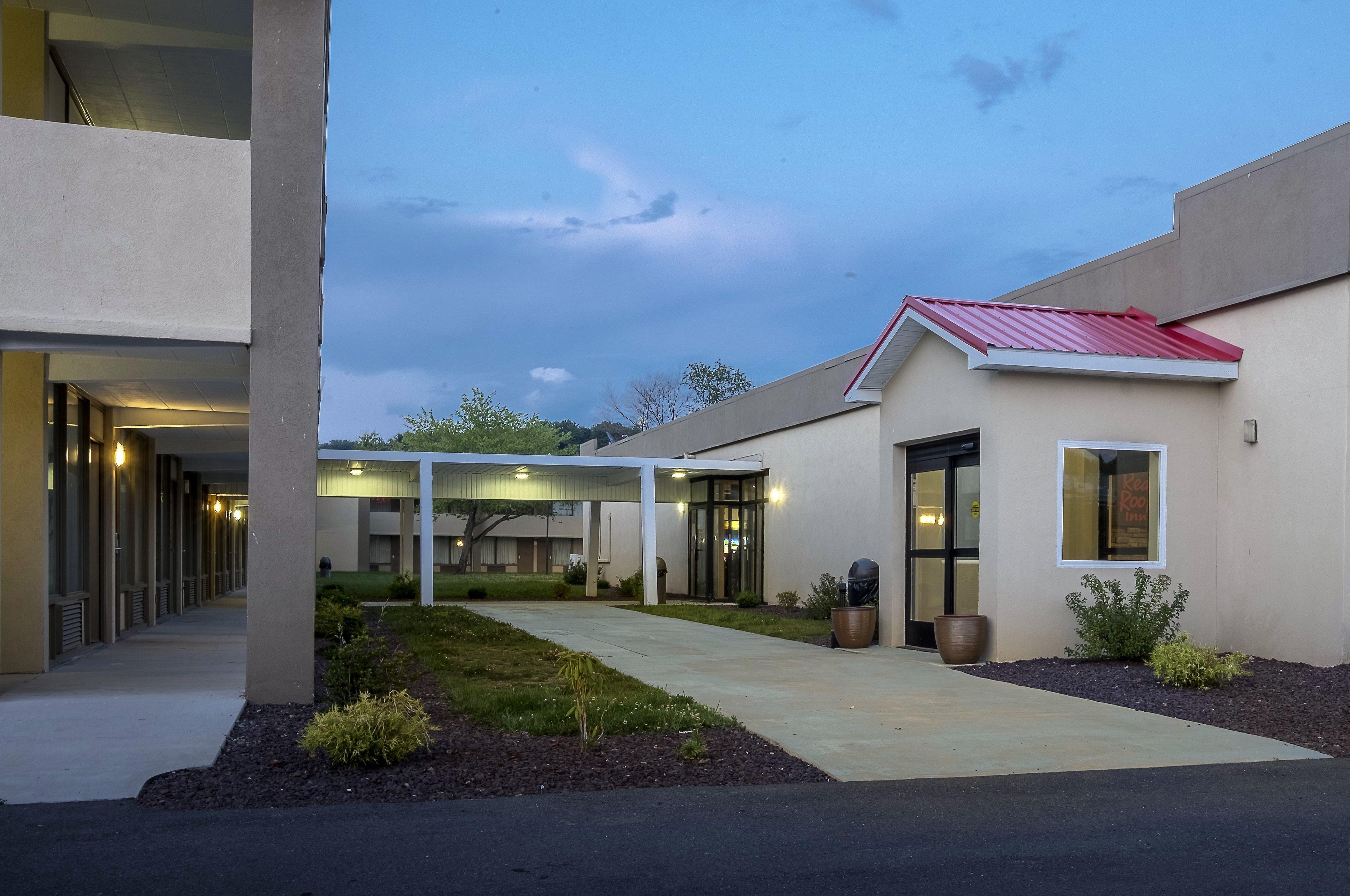 Red Roof Hotel 2*